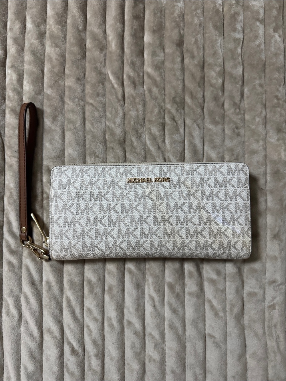 Michael Kors Beige/White Signature Zip-Around Wristlet Wallet